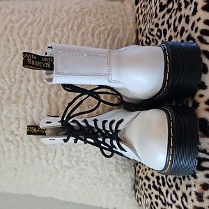 Dr. MARTINS AIR WAIR PLATFORM Boots